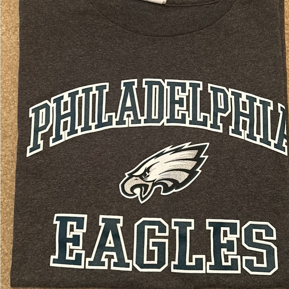 Men’s Philadelphia Eagles T-shirt, size extra large